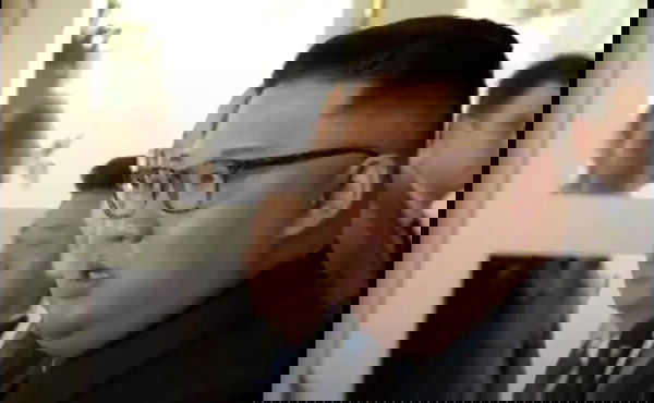 Trump chiede ai fotografi se lui e Kim «vengono bene e magri», il presidente nordcoreano non la prende benissimo | VIDEO