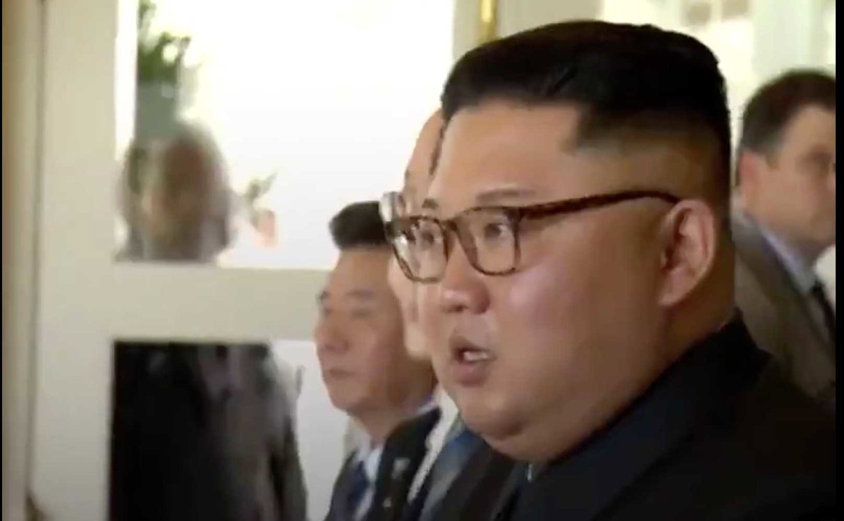 Trump chiede ai fotografi se lui e Kim «vengono bene e magri», il presidente nordcoreano non la prende benissimo | VIDEO article-post