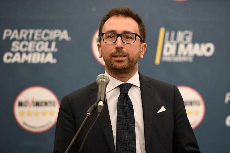 Il ministro Bonafede può fermare l’inchiesta sul padre di Di Battista