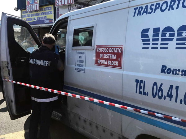 Roma, si fingono della polizia: assalto da 1,5 milioni di euro a furgone portavalori