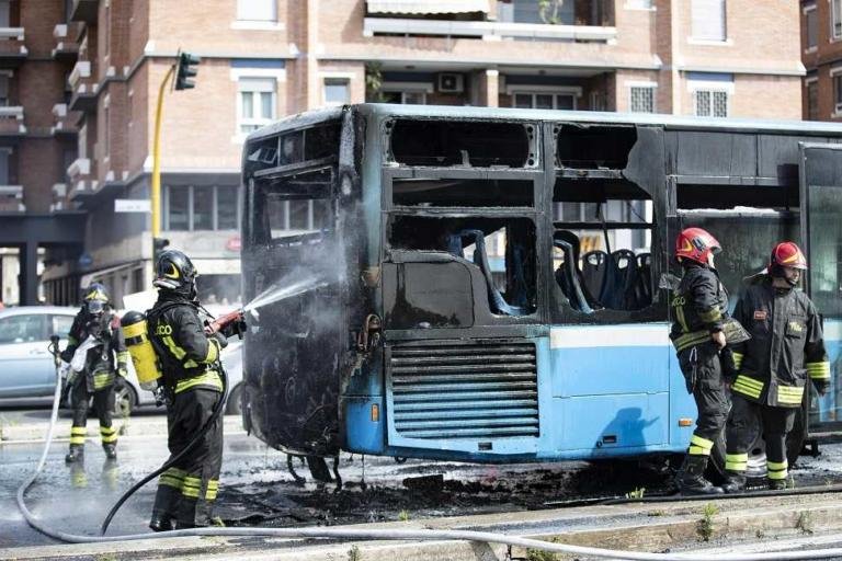 Un autobus ha preso fuoco a due passi dal Vaticano | FOTO
