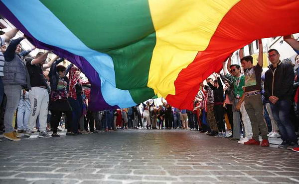 Il ragazzo gay insultato a scuola: «Il prof mi ha detto ‘A casa mia i fr…i li massacriamo’»