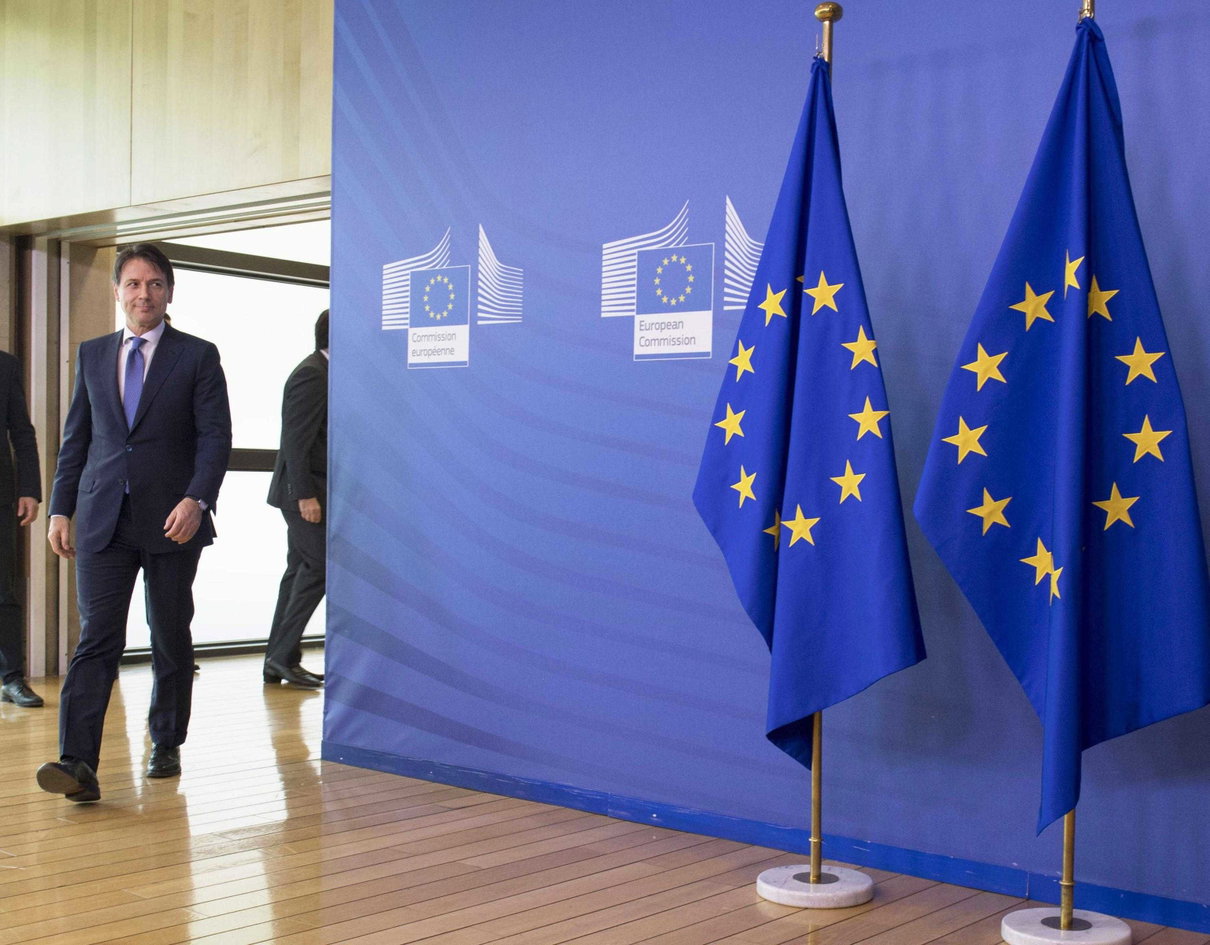 La bufala sul numero dei rifugiati scritta da Giuseppe Conte nel rapporto presentato a Bruxelles article-post
