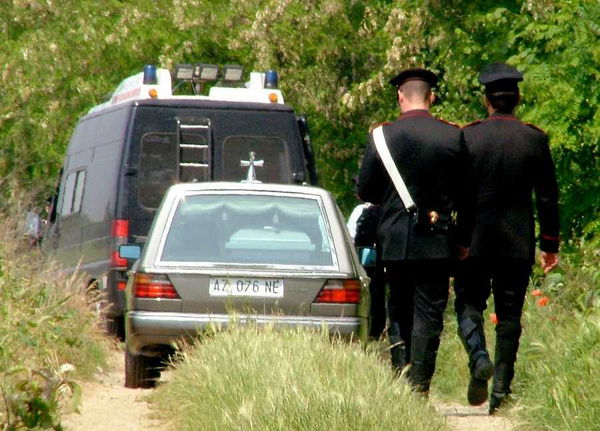 Galliate: carro funebre travolge e uccide ragazza