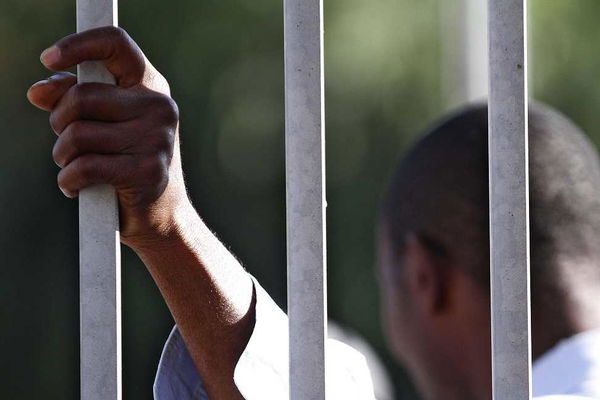 Migranti colpiti da una pistola al grido di “Salvini, Salvini”