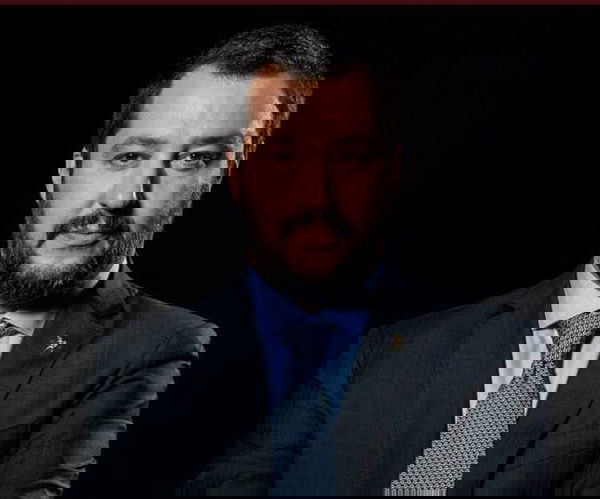 Il disumano hashtag lanciato da Matteo Salvini: #chiudiamoiporti