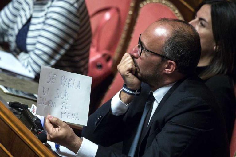 Davide Faraone e i cartelli in aula durante il discorso di Conte