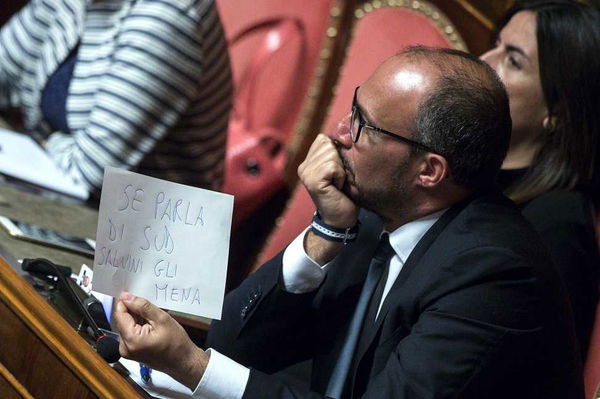 Davide Faraone e i cartelli in aula durante il discorso di Conte