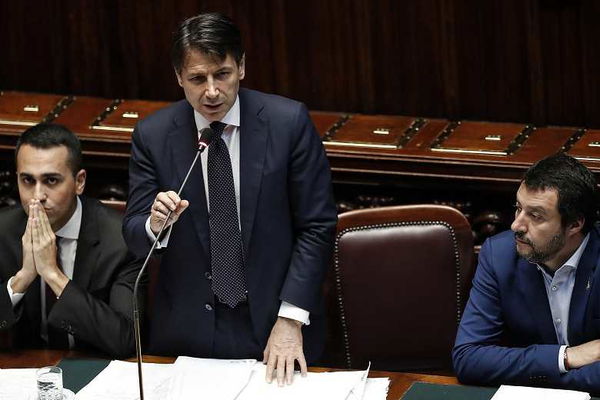Il piano di M5S-Lega: le riforme come flat tax e reddito di cittadinanza solo dopo le Europee 2019