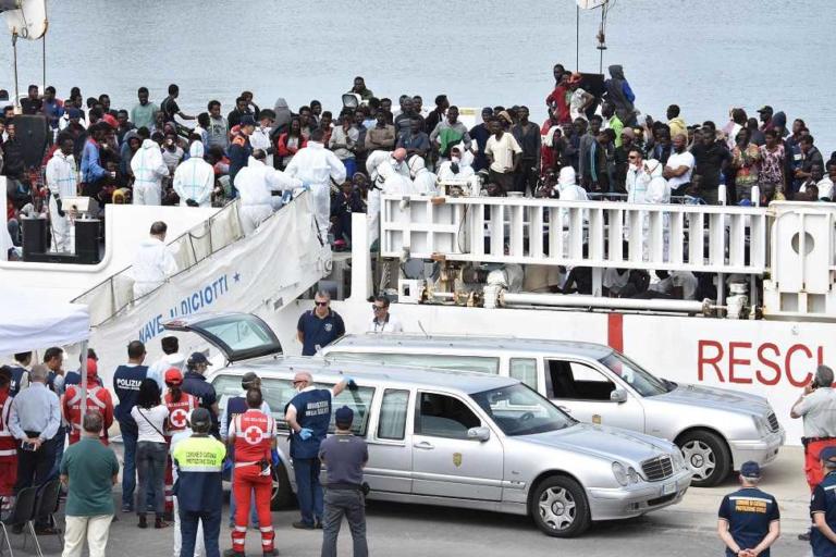La storia dei due ragazzi somali morti abbracciati, di stenti, sul gommone