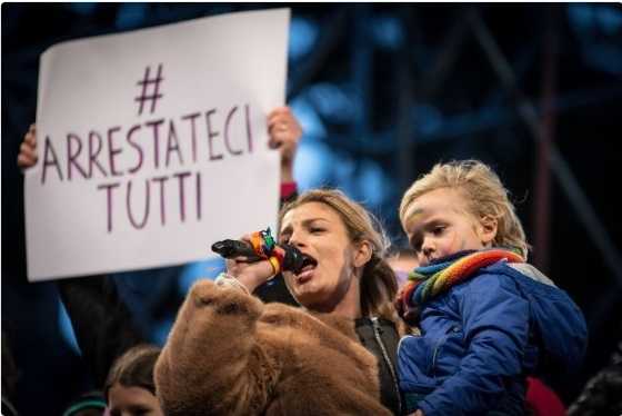 Emma Marrone e Tiziano Ferro contro il ministro Fontana article-post