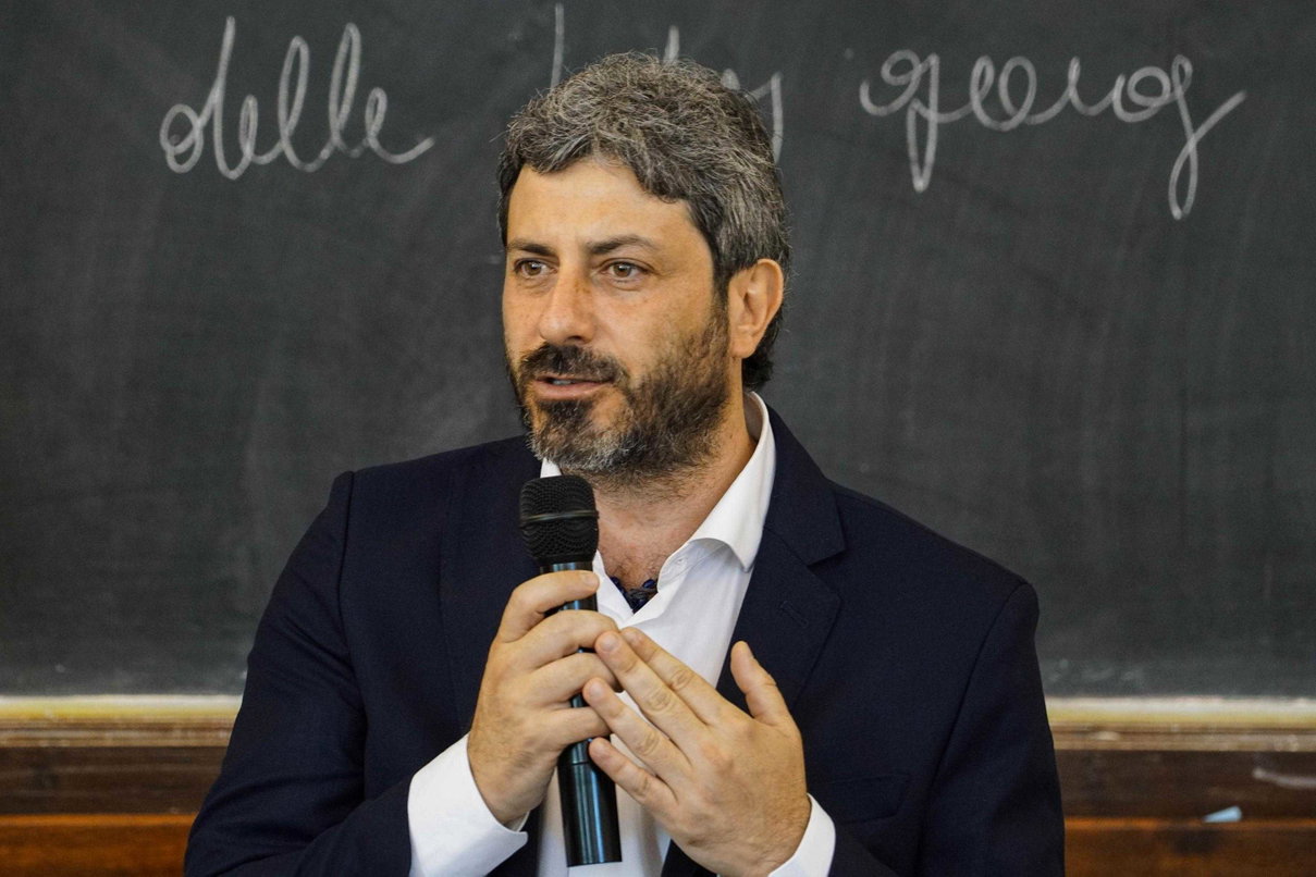 Roberto Fico si schiera con Saviano e va allo scontro aperto con Salvini article-post