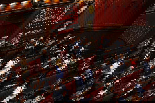 Fiducia al governo Conte, la Camera approva con 350 sì