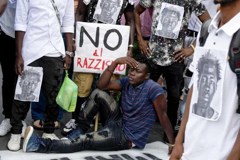 Follia a Napoli, immigrato del Mali ferito a colpi d’arma: «Sparavano e ridevano»
