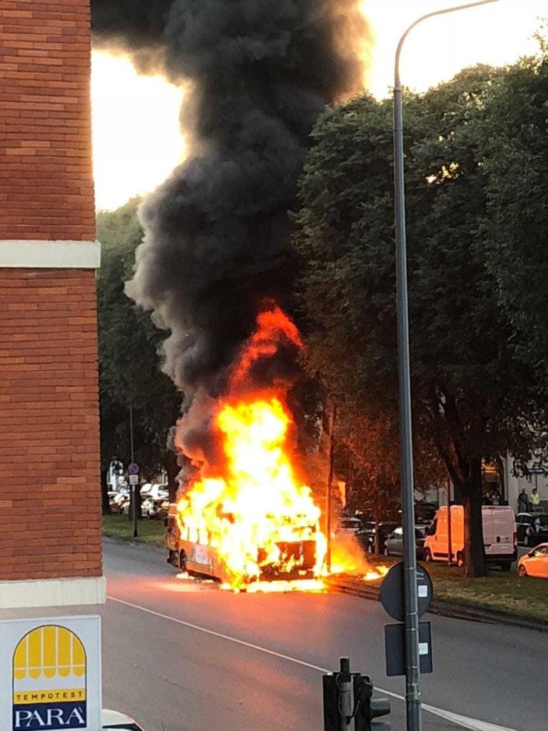 incendio autobus Milano