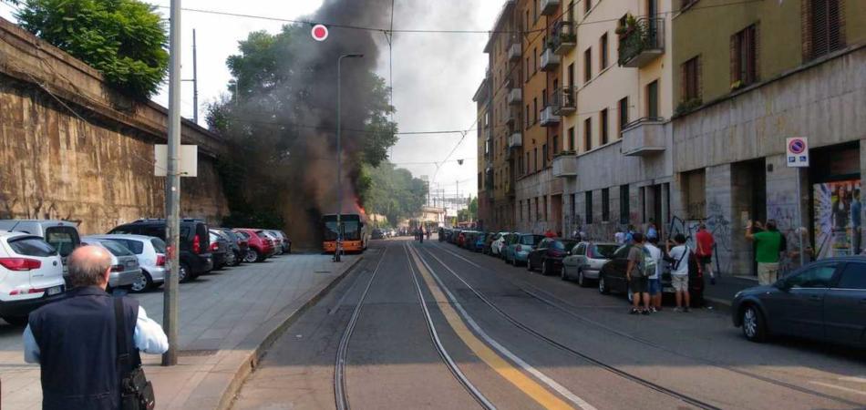 incendio autobus Milano
