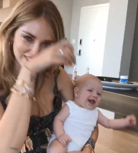 Fedez fa ascoltare il suo brano in anteprima. Leone vomita