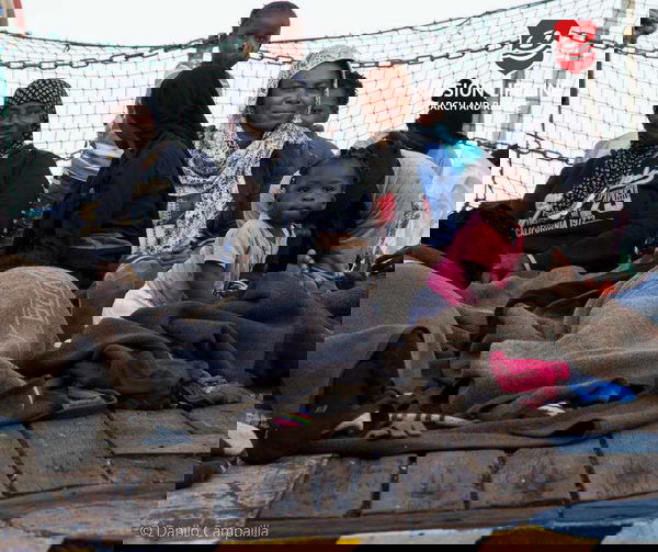 La pacchia della Lifeline: senza bagni con oltre 200 migranti