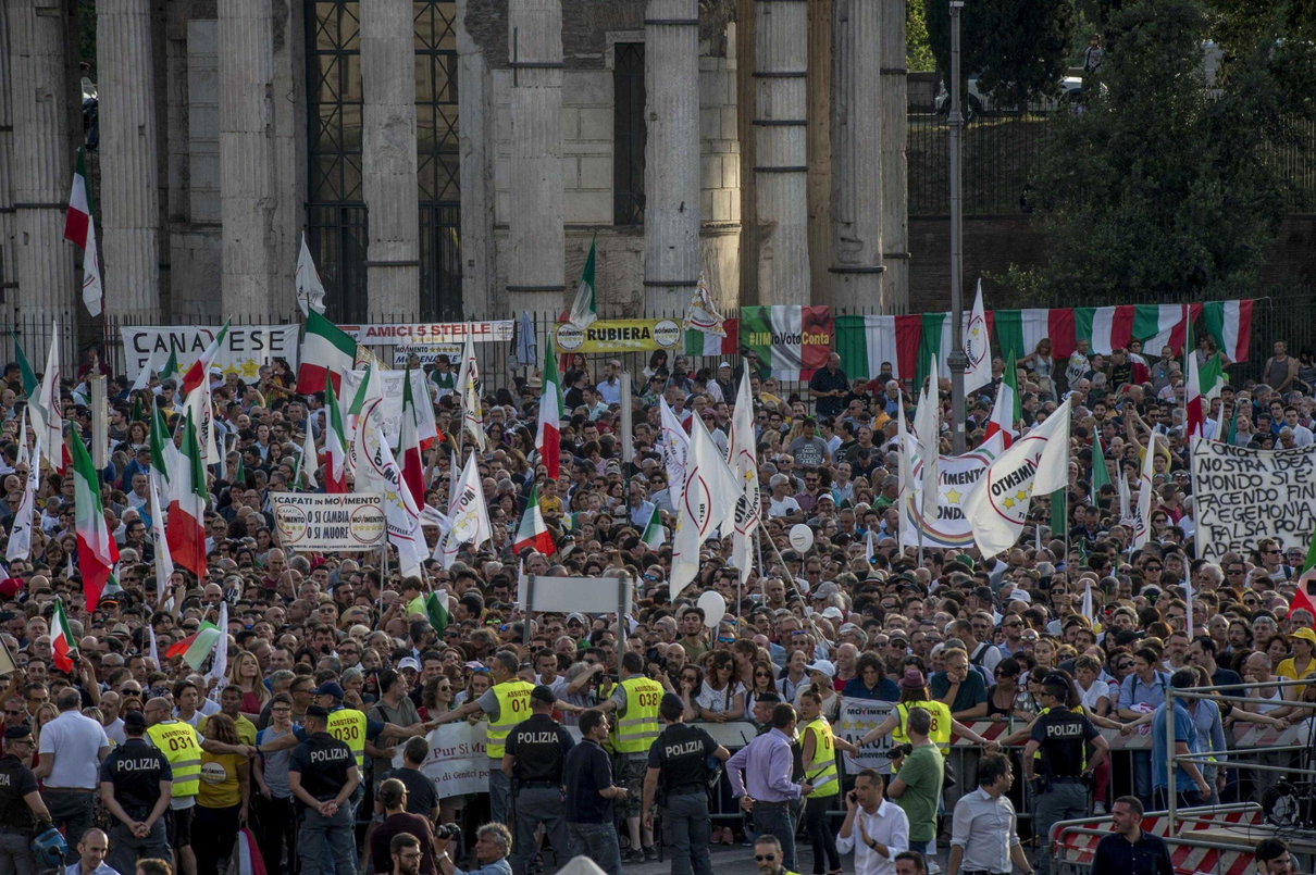Luigi ‘Re Sole’ Di Maio pronuncia la frase: «Adesso lo Stato siamo noi» article-post