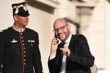 Lorenzo Fontana ha definito schifezze i gay al congresso della Lega article-post