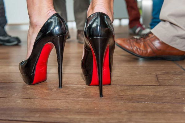 Le scarpe con la suola rossa sono solo Louboutin: storia di una causa legale