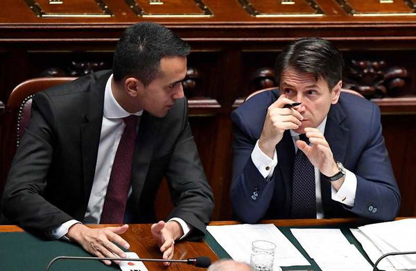 Le gaffe di Conte che chiede aiuto a Di Maio: «Luigi, questo lo posso dire?»