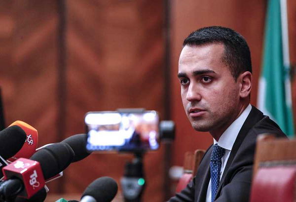 La raccolta firme dei parlamentari M5S contro Di Maio