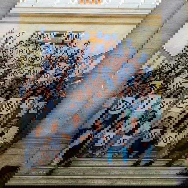 La foto degli studenti di Medicina dedicata a Calcutta