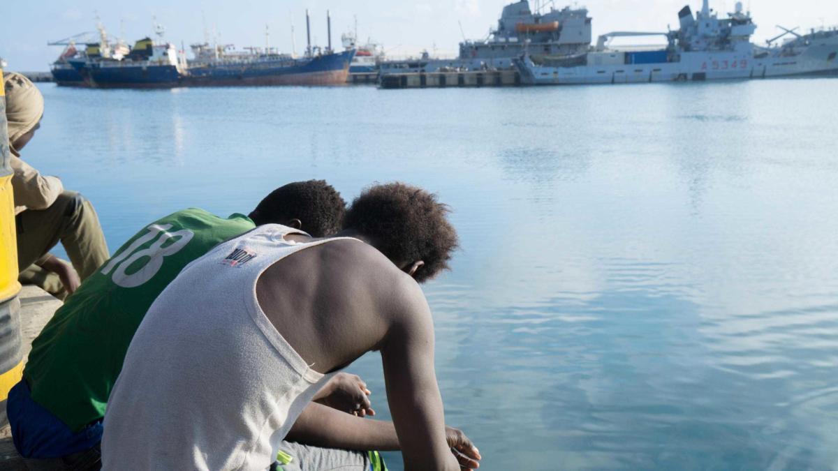 Barcone con 70 migranti in avaria al largo di Lampedusa: l’Italia prima si rifiuta di intervenire, poi fa marcia indietro article-post