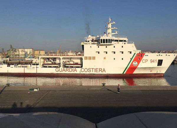 È arrivata a Catania la nave Diciotti con 932 migranti a bordo