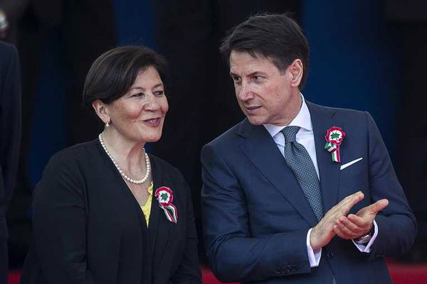 La ministra della Difesa Trenta ha chiesto il trasferimento di suo marito capitano