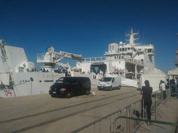 Domani arrivano 937 migranti a Catania. E stavolta il governo non può opporsi (per fortuna)