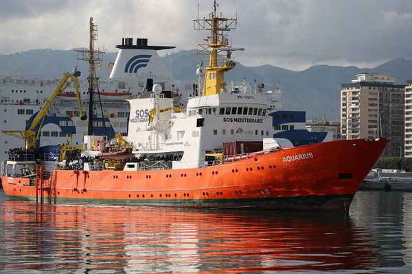I migranti della Aquarius arriveranno in Spagna, a Valencia, su navi italiane