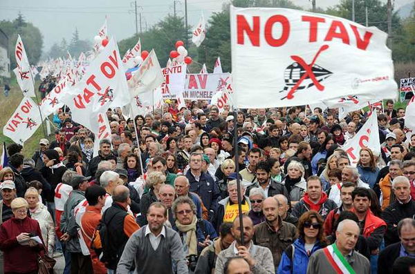 Il vignettista chiamò «balengo» un No Tav, a processo per diffamazione