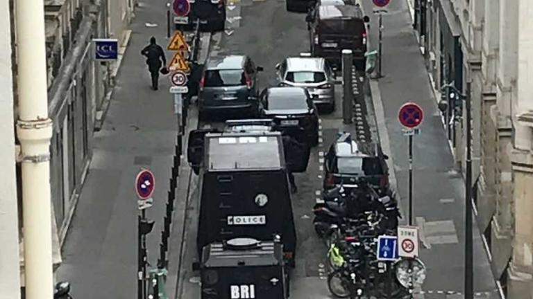 Uomo armato detiene tre ostaggi a Parigi: «Chiede di entrare in contatto con ambasciata Iran»