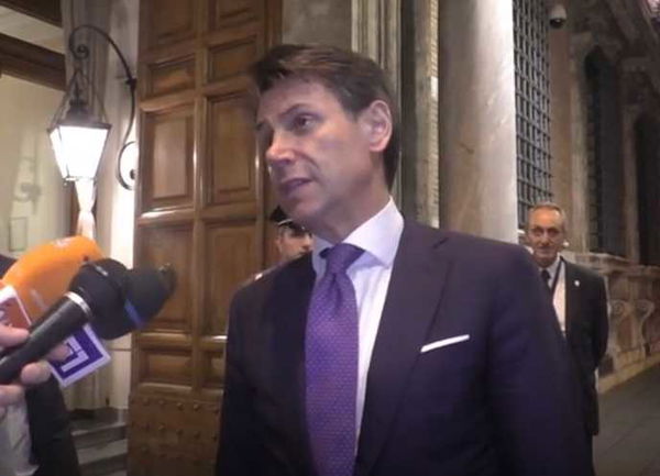 Renzi chiama Conte «collega». E il premier: «È un professore lui?»