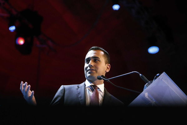 Di Maio, reddito di cittadinanza in cambio di 8 ore (gratis) di lavoro: non sarebbe meglio pagare i migranti?