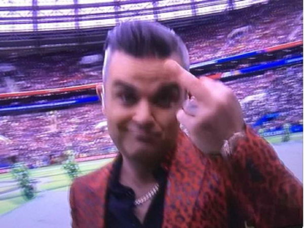 Il dito medio di Robbie Williams ai Mondiali 2018 | VIDEO