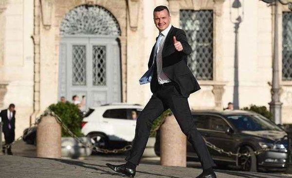 La squallida battuta omofoba contro Rocco Casalino