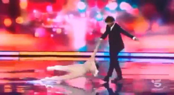 Vuoi Scommettere che: De Martino fa cadere Rossella Brescia | VIDEO