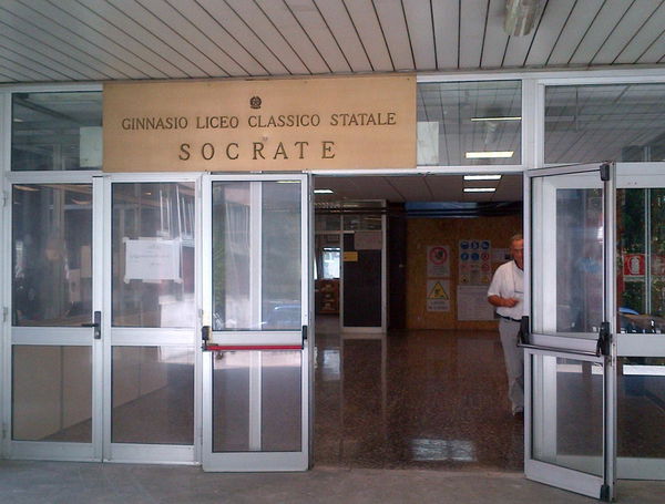 Fanno il saluto romano al liceo Socrate, ma la preside non li punisce «perché sorridevano»