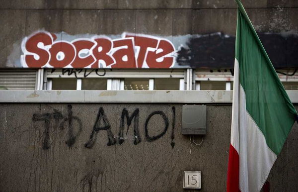 Vi ricordate i ragazzi del saluto romano al Socrate? Sono andati in sinagoga