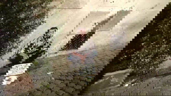 Matteo Salvini mendicante: l’opera dello street artist Sirante a Roma