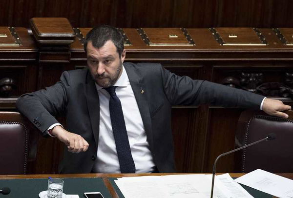 Salvini non arretra: «I campi rom irregolari saranno spianati»