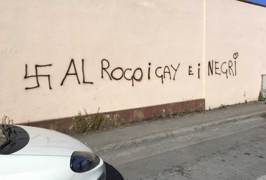 Viareggio, vergognose scritte omofobe e razziste: «Al rogo gay, negri e rom», «W Salvini» article-post