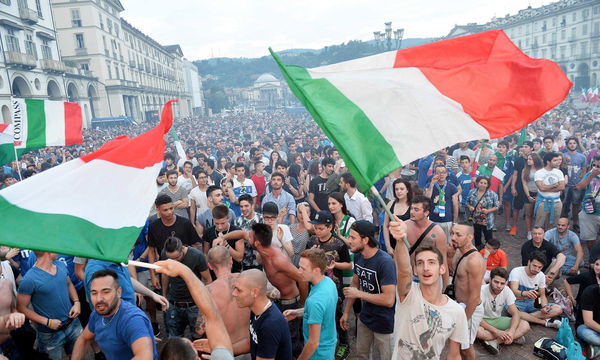 Rabbia per l’Italia fuori dai Mondiali, strappa il tricolore del monumento ai caduti