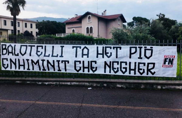«Più stupido che nero»: il vergognoso striscione di Forza Nuova contro Balotelli | FOTO