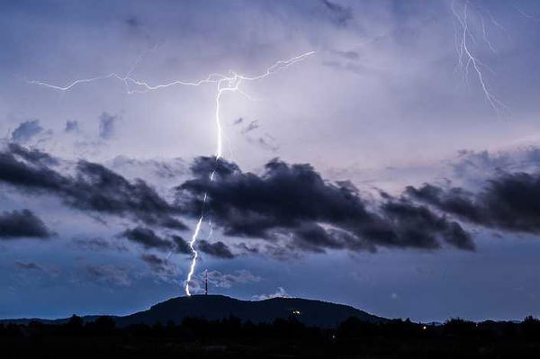 Carpi, chiude i genitori di 77 e 74 anni fuori in balcone durante il temporale: denunciato
