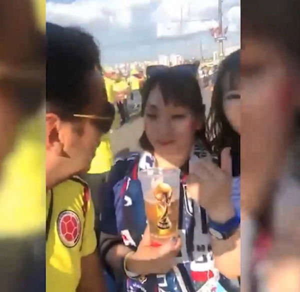 Mondiali: il tifoso colombiano che fa dire «cagna» a una giapponese | VIDEO