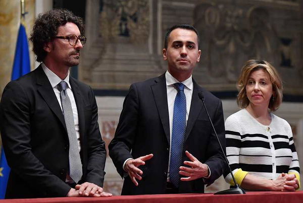 Il lungo, lunghissimo, silenzio del M5S sul limite al contante